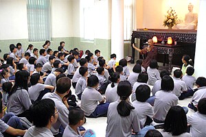 席地而坐,洗耳恭听——开根师父开示 Ang3.jpg