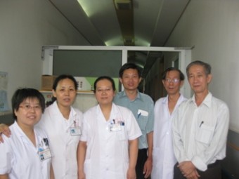 与肿瘤教授范焕芳博士合照 Copy of 与肿瘤教授范焕芳博士合照.jpg
