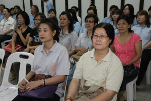 幼儿园老师及爱心妈妈在聆听师父开示