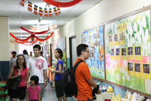 檀香幼儿园度化的不只是小朋友,也把学佛的幼苗种植在他们的父母.瞧,著红色衣的爸爸在细心阅读佛陀的故事.