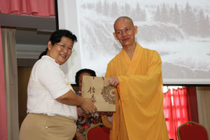 唯悟法师赠送礼品予吴美润女士.