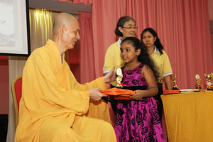 荣获优秀奖的5岁Anis上台领取奖品.