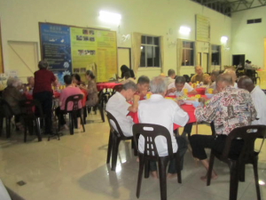 老菩萨们吃得津津有味,满心欢喜