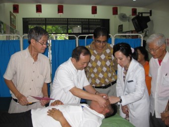 眼科西医DR KUMAR 与韦企平教授交流