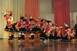 菩提国中舞蹈学会呈献舞蹈“山寨欢歌”