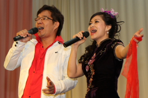 2011 ASTRO 经典名曲大赛八强歌手(左起)郑良胜及戴楣溧合唱“小两口问答”