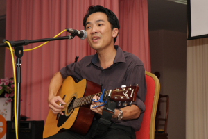 胡国强师兄自弹自唱《A light in the darkness》及《感恩》