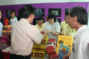 拿督黄锦鸿捐助国际佛教大学 mooncake4.jpg