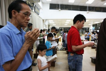 老少信众虔诚诵经