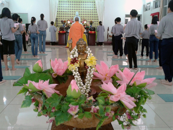 大众在锦杉老师的带领下唱颂炉香赞