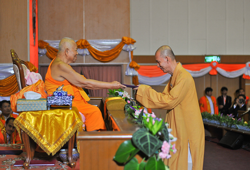 唯悟法师接受证书(图片来自 MBU 网站)。