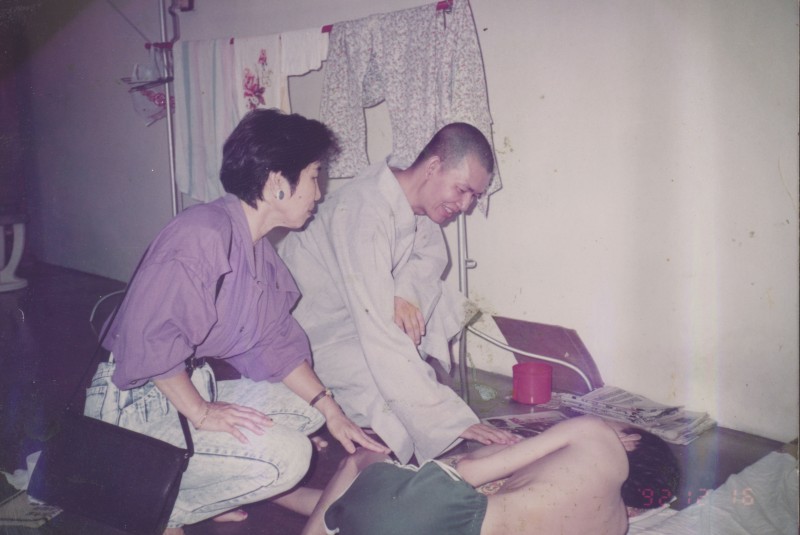 无缘大慈,同体大悲。美俄同唯悟法师前往探访个案,为病得奄奄一息的个案服务,献上真诚的关心、聆听个案的需要。