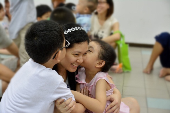 通过亲子游戏建立良好的亲子互动,让父母与孩子们都可以快乐的成长、欢乐的学习