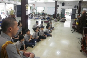 我们刚抵达青年公园,老菩萨坐在体育设备上歇息。