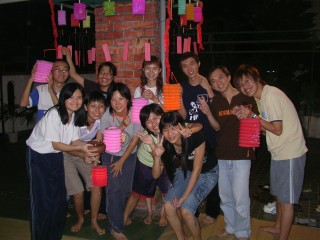 爱心义工们与自己看护的老菩萨温馨的拥抱、合照。