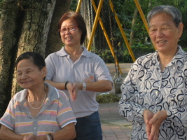 开心地在练香功。