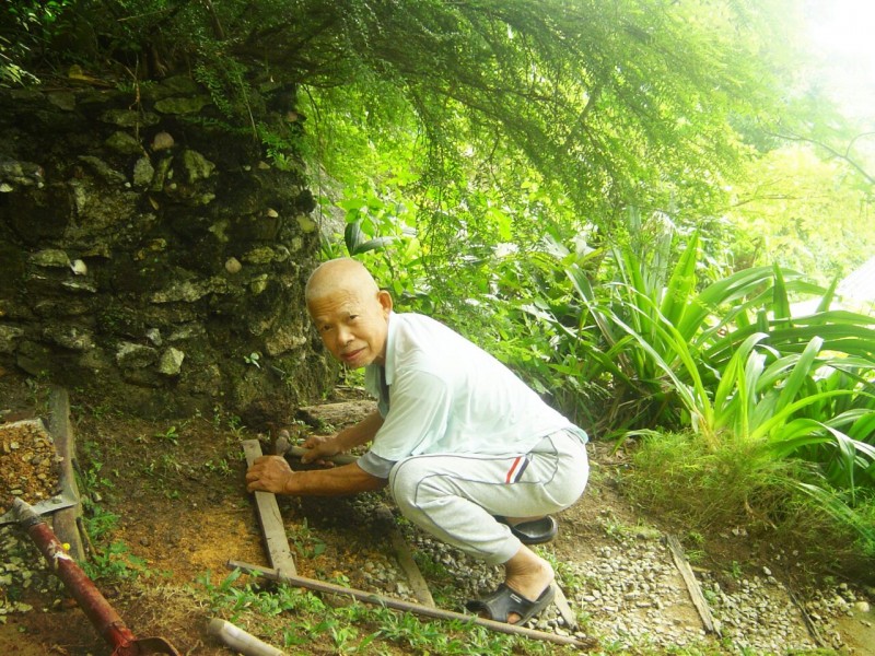 这个婆婆有两个年轻的爱心菩萨贴心地陪伴在左右,真幸福!