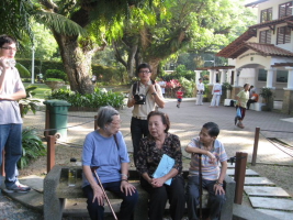 等待茶点当儿,老菩萨们坐着闲聊。