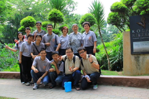 老菩萨们走累了,在旁休息。只有一个婆婆还体力充沛,与义工菩萨们开心地合照。