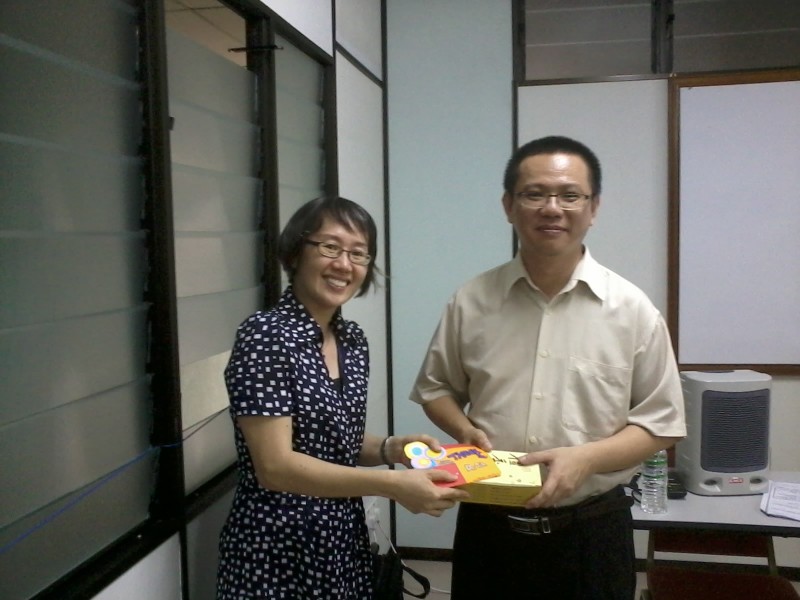 资深义工杨秀英代表中心颁发纪念品。感谢从开始到现在不间断支持《家连家》的精神专科医生,郑友耀医生