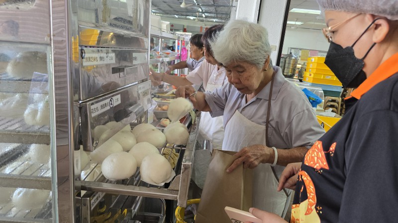 食堂内还供应各式各样糕点与包点。