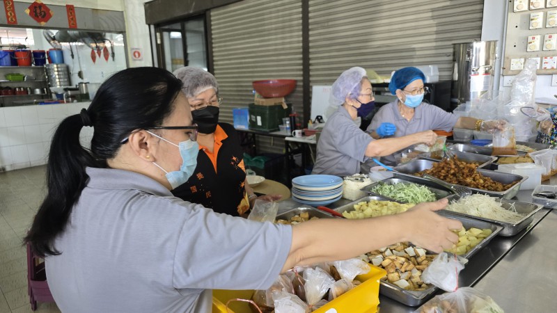 鲜余(Pasembur) 档口也有一组义工与职工用心准备和制作。