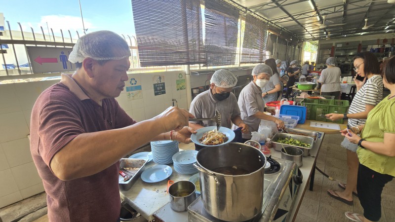 檀香寺还设有面食档口,每日供应不同种类的面食。