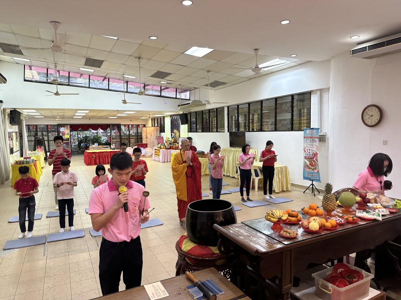 檀香青年团团员们齐聚大悲殿,进行简短的早课