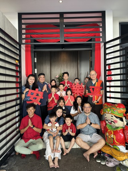 团员们一同前往槟岛八户佛友家中,送上新春祝福