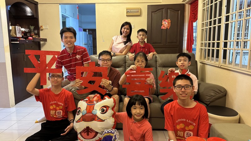 团员们一同前往槟岛八户佛友家中,送上新春祝福