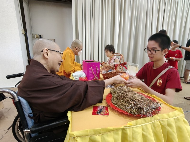 僧伽祝福区,信众拜年之际,法师们分发结缘品
