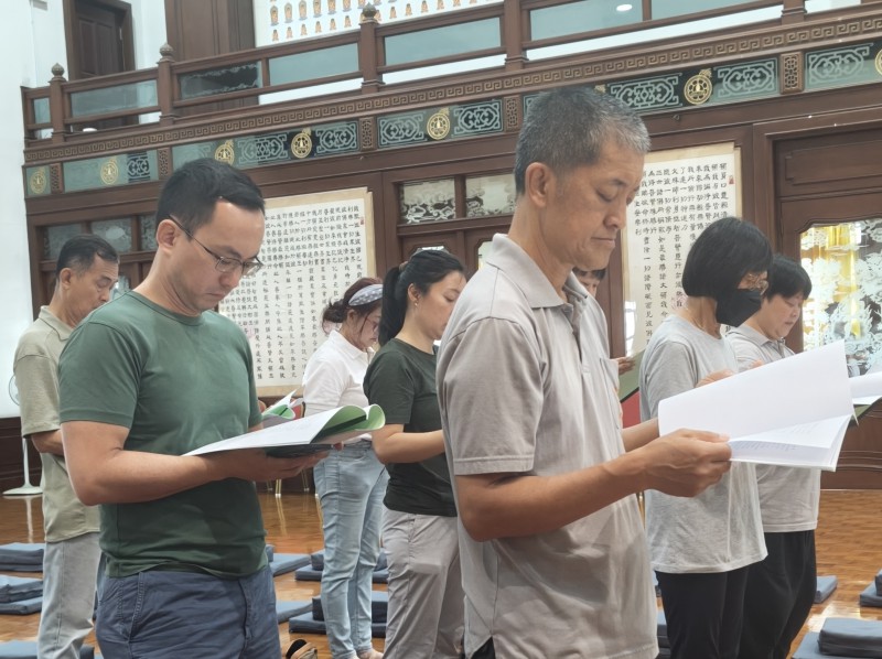 整个仪式殊胜庄严,除亲属观礼外,亦有大众齐心随喜。