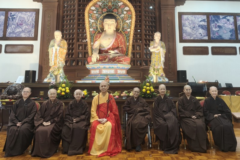 开山唯悟法师与弟子们合照