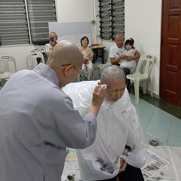 真醍法师为戒子慧善法师落发