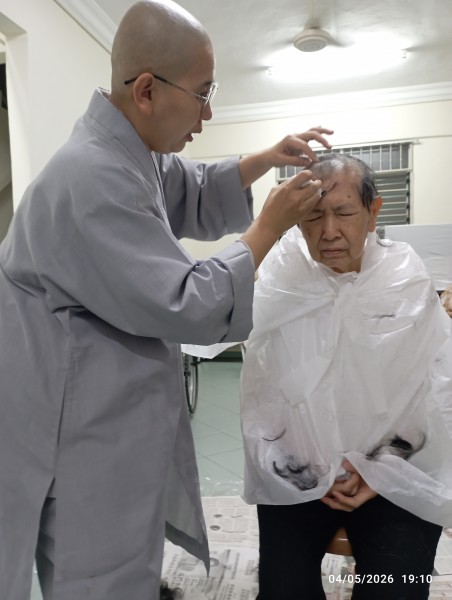 真醍法师为戒子慧善法师落发