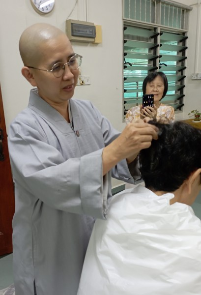 真醍法师为戒子慧善法师落发