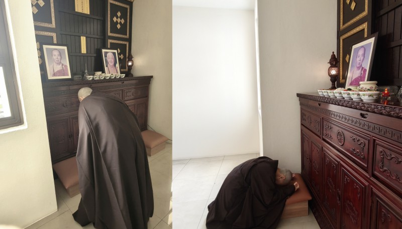 慧善法师(新戒沙弥尼)随引礼法师移步祖堂,礼拜祖师。