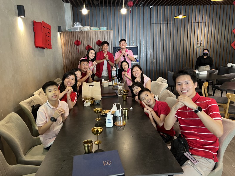 在每一户家中拜年结束后,“新春家庭普照”的团员们也带着喜悦与欢喜心一起聚餐后返家