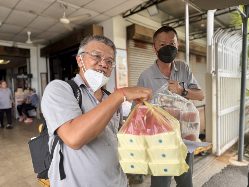 司机组将饭盒运送到各个目的地。