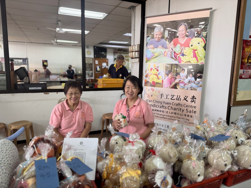 手工组的义工们也义卖她们精心制作的手工作品。