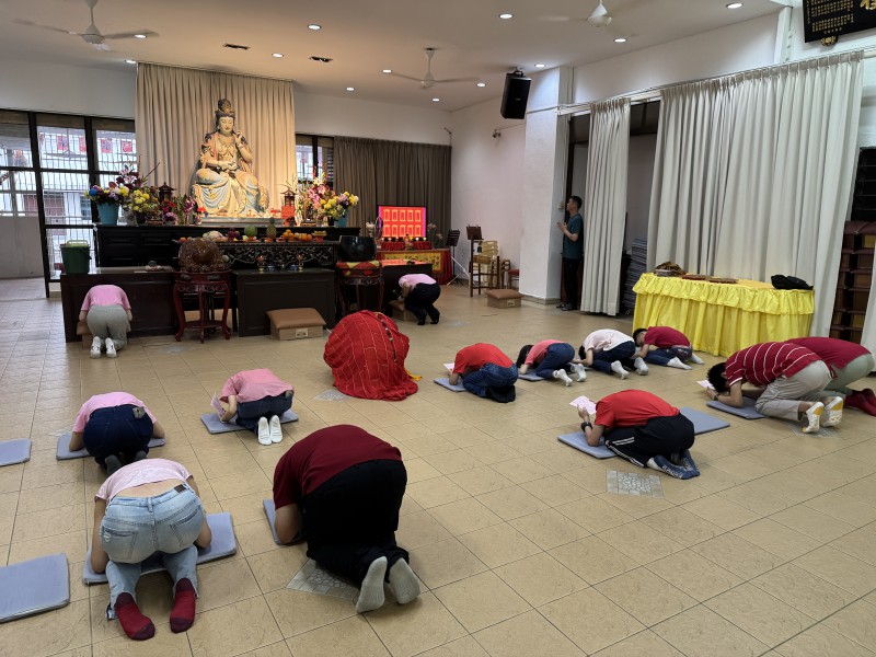 檀香青年团团员们齐聚大悲殿,进行简短的早课