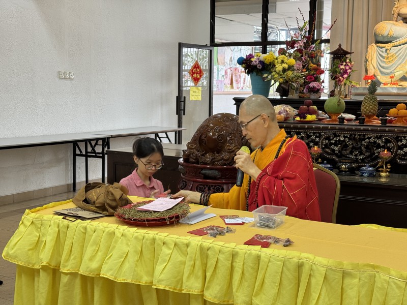 团员们在向真如法师拜年时,同时接受了法师的祝福与结缘品