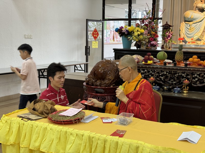 团员们在向真如法师拜年时,同时接受了法师的祝福与结缘品
