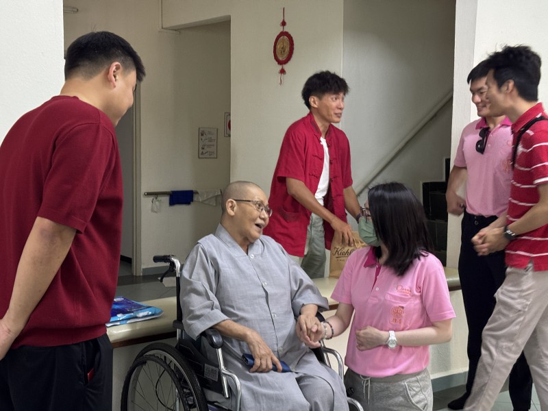 团员们前往大舍精舍向师父们拜年,送上新春祝福