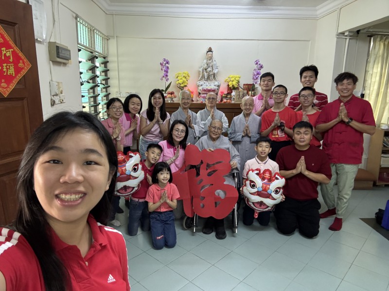 团员们前往大舍精舍向师父们拜年,送上新春祝福