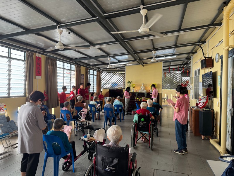 团员们到晚晴苑向老菩萨们拜年