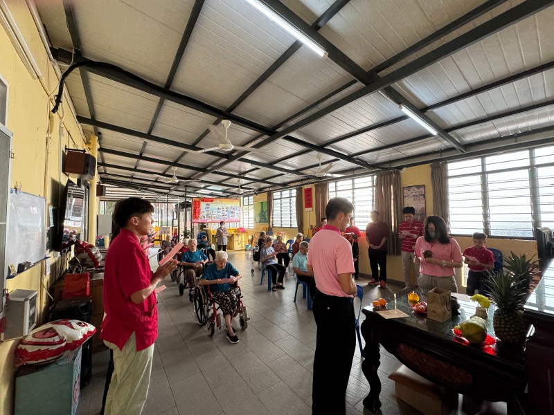 团员们到晚晴苑向老菩萨们拜年