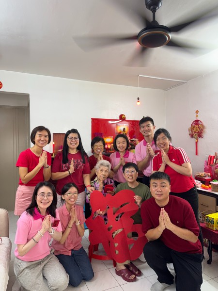 团员们一同前往槟岛八户佛友家中,送上新春祝福