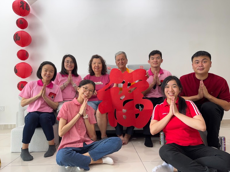 团员们一同前往槟岛八户佛友家中,送上新春祝福