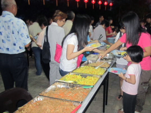 一家大小来品赏义工们烹饪的爱心菜肴